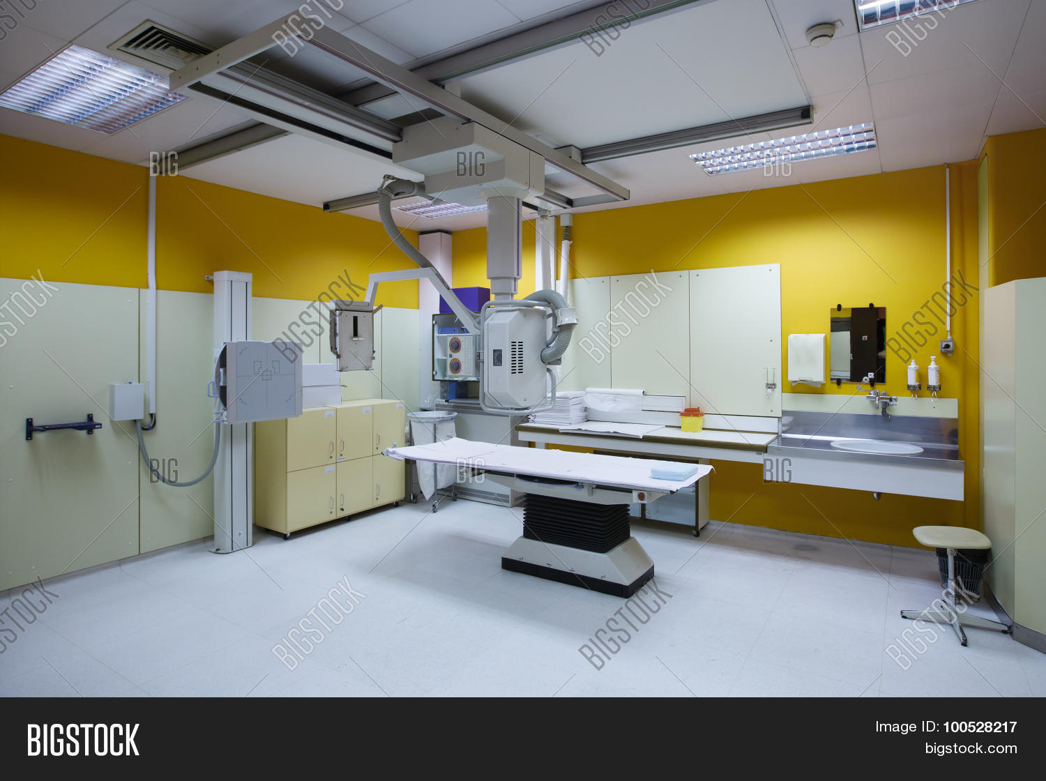 Hospital Room With A Classic X Ray System 100528217 Image