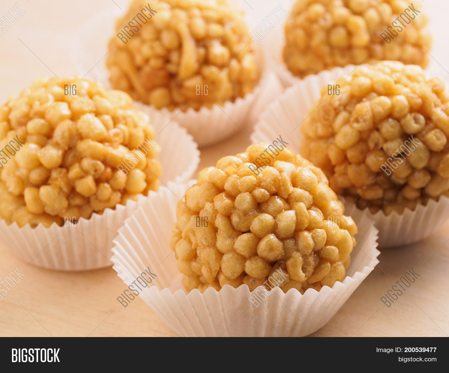 asian,background,bake,baked,bakery,ball,chak,chak-chak,chakchak,closeup,cuisine,delicious,dessert,dough,east,eastern,food,fried,golden,goods,homemade,honey,kazakh,kyrgyz,meal,object,oriental,pastrie,raisin,round,small,snack,sultana,sweet,tasty,tatar,traditional,white,yeast,yellow