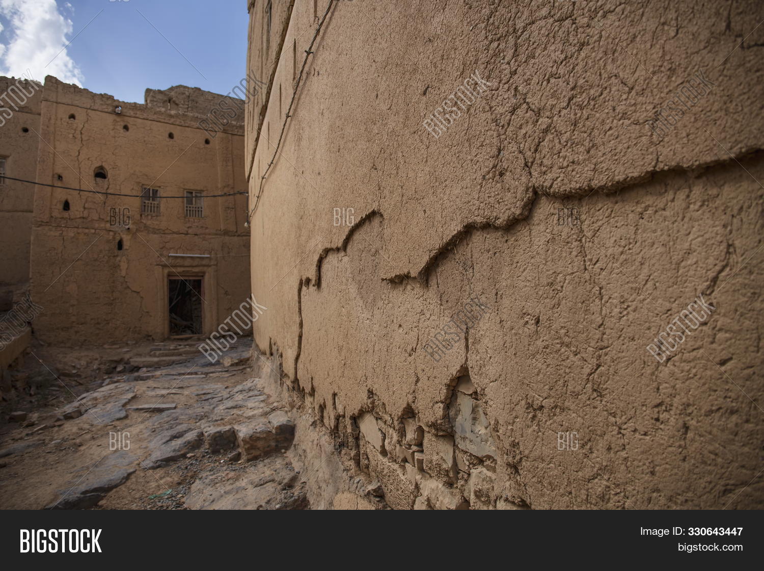 abandoned,aged,ancient,architecture,brick,building,culture,destination,destroyed,east,facade,flat,heritage,historic,historical,history,house,landmark,middle,monument,mud,old,oman,rooftop,ruins,rusty,scenic,street,sultanate,tourism,tourist,traditional,travel,unesco,view,village,wall