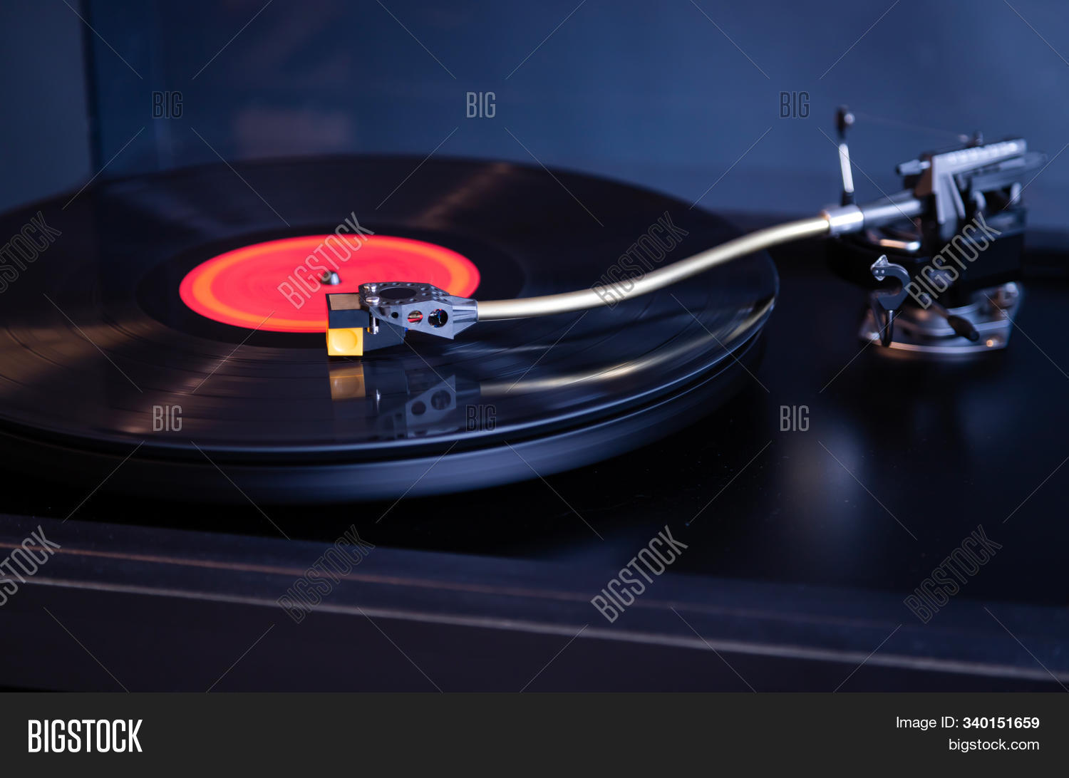 album,analog,angled,audio,cartridge,closeup,component,deck,diagonal,disc,disk,dj,electronic,electronics,entertainment,equipment,gramophone,headshell,hi-fi,hifi,listen,lp,music,old,play,player,record,red,retro,rpm,sound,stereo,technology,tonearm,top,turntable,view,vintage,vinyl