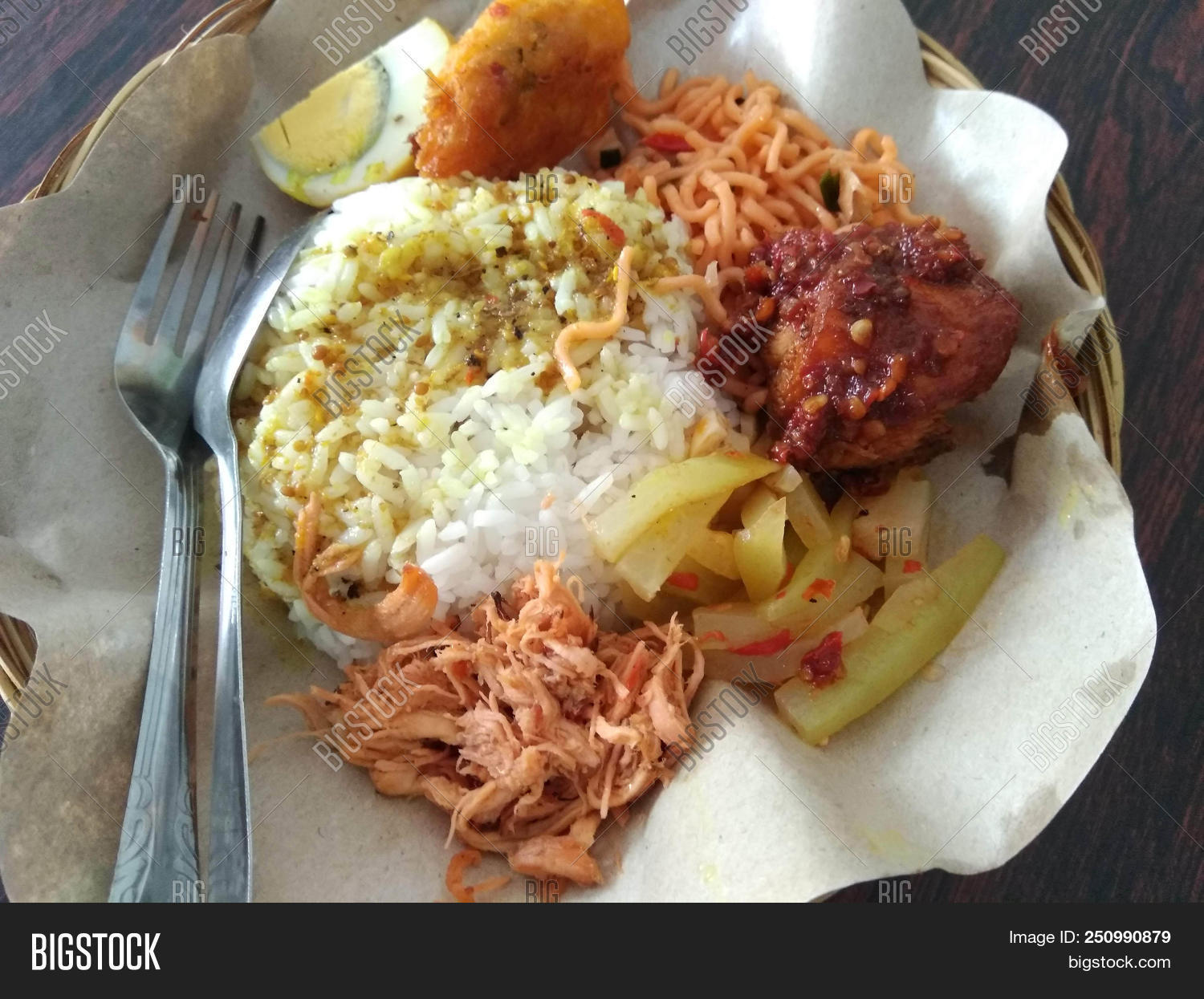 Indonesian,balinese,bowl,campur,chicken,chili,classic,combination,culinary,dish,egg,food,fries,garlic,local,meat,mixed,nasi,noodle,onion,peanut,plate,pork,pumpkin,rames,restaurant,rice,sambal,sauce,scoop,shredded,soy,spice,tofu,tradition,traditional,vegetable,warung