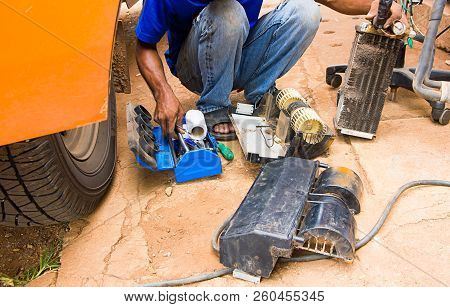 Technician Repair Car Air Conditioner At Maintenance Shop,fill