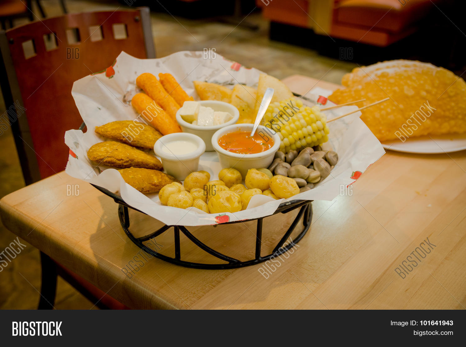 america,american,appetizer,argentinian,baked,beef,board,brazilian,bread,cheese,chic,chili,chilli,closeup,cuisine,culture,delicious,dish,empanada,food,fried,ground,homemade,isolated,latin,meal,meat,nostalgia,party,pastel,pastelillon,pastry,pattie,patty,peruvian,pie,plate,portuguese,romantic,salsa,saltenas,sauce,sauth,snack,spanish,speciality,stuffed,tasteful,wooden,wrap
