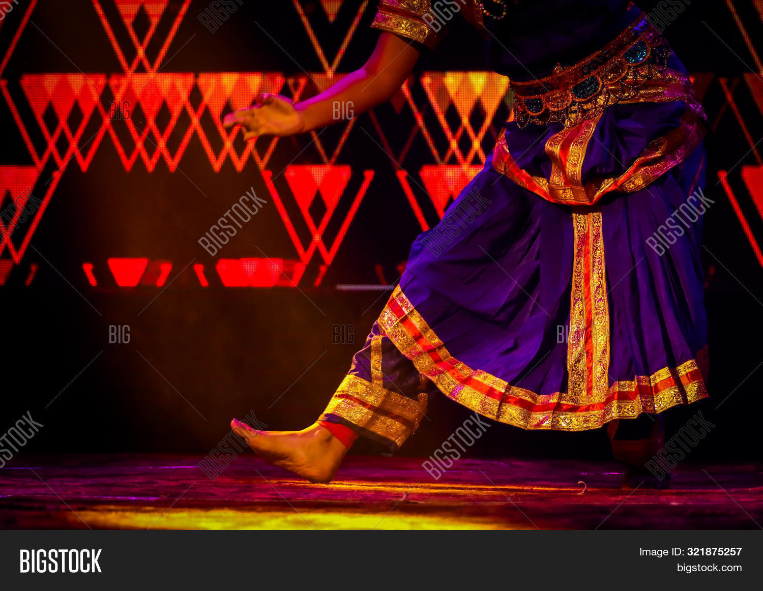Kathak,Mohiniyattam,activity,adult,alta,anklet,background,barefoot,bharatanatyam,bharatnatyam,blur,brass,classical,clothing,colorful,costume,culture,dance,dancer,dancing,entertainment,event,expertise,feet,female,focus,girl,group,human,indian,kathakali,kuchipudi,lady,leg,limb,manipuri,musical,odissi,performance,performer,performing,sattriya,selective,solo,stage,tiptoe,tradition,traditional,young