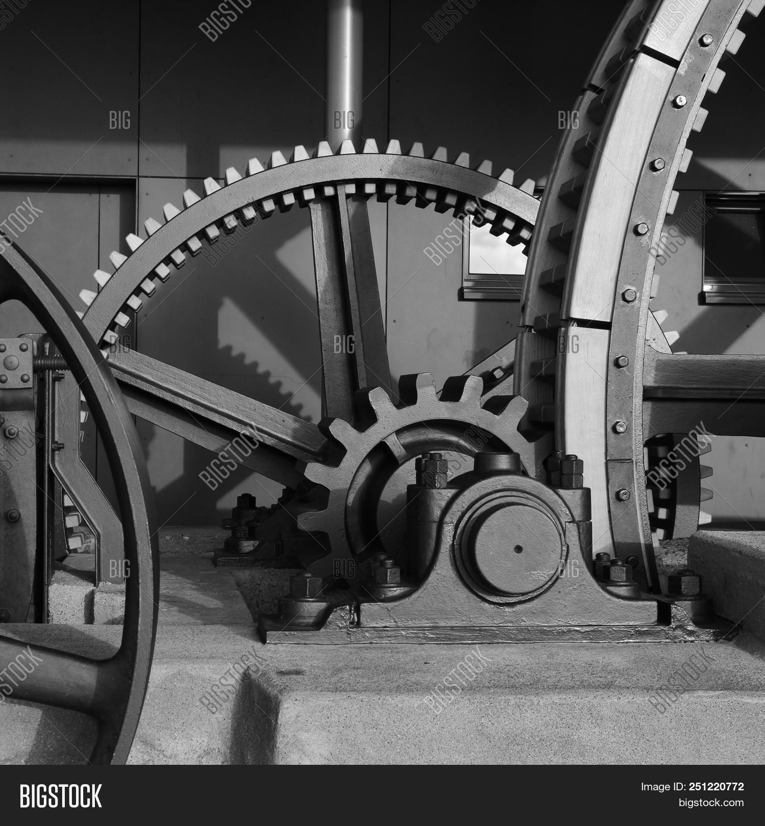 Stanserhorn,abstract,alliance,background,big,black,cable,car,cog,cogwheel,connection,engine,engineering,equipment,gear,incorporation,industrial,industry,machine,machinery,mechanical,mechanism,metal,metallic,monochrome,old,part,power,precision,reliability,square,steel,swiss,switzerland,teamwork,technical,technology,timber,wheel,wheelwork,white