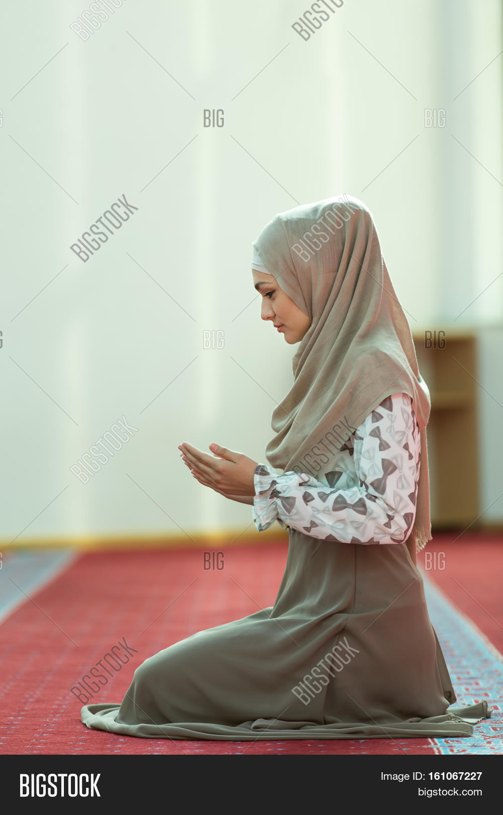 pray,muslim,hijab,prayer,islam,white,mosque,tasbih,ramadan,worship,symbol,god,spirit,ritual,spiritual,tasavvuf,rosary,faith,belief,religious,sufism,girl,woman,holy,religion,islamic,meditation,kareem,zikr,quran,hands,eid,middle,east,mubarak,traditional,female,koran,sufi,tarikat,arabic,iftar,young,clothing,monochrome,portrait,interior,allah,history