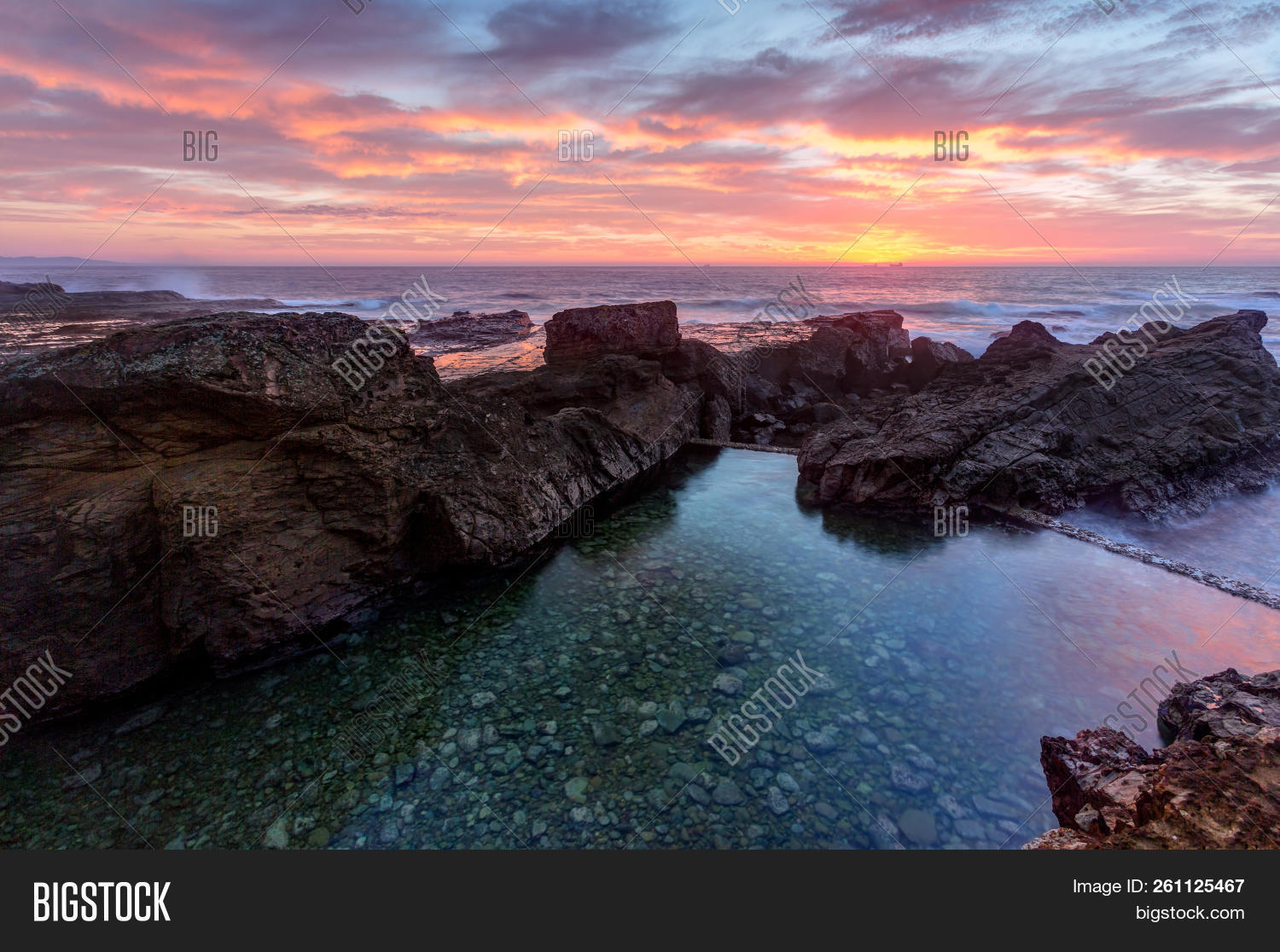 Australia,Baths,Nuns,Wollongong,amazing,awe,beautiful,clouds,coast,coastal,cove,environment,geology,horizon,morning,nature,ocean,pebbly,polariser,pool,pretty,rock,rugged,stony,sunrise,swimming,water,waves