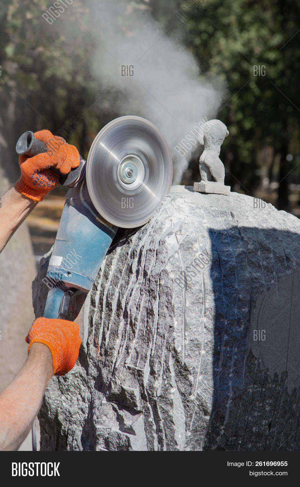 accuracy,angular,architecture,art,artist,blade,carver,carving,construction,constructor,craft,cut,dust,equipment,gabbro,granite,hand,industry,machinery,male,man,marble,material,rock,saw,sculptor,sculpture,stone,strength,tool,work,worker
