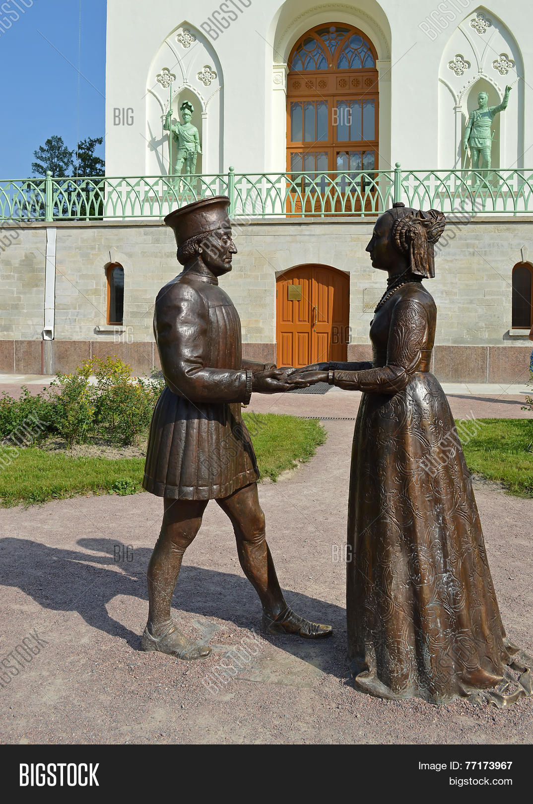 arms,art,della,duke,figures,francesca,glance,opposite,pair,park,piero,renaissance,sculpture,spouse,wife