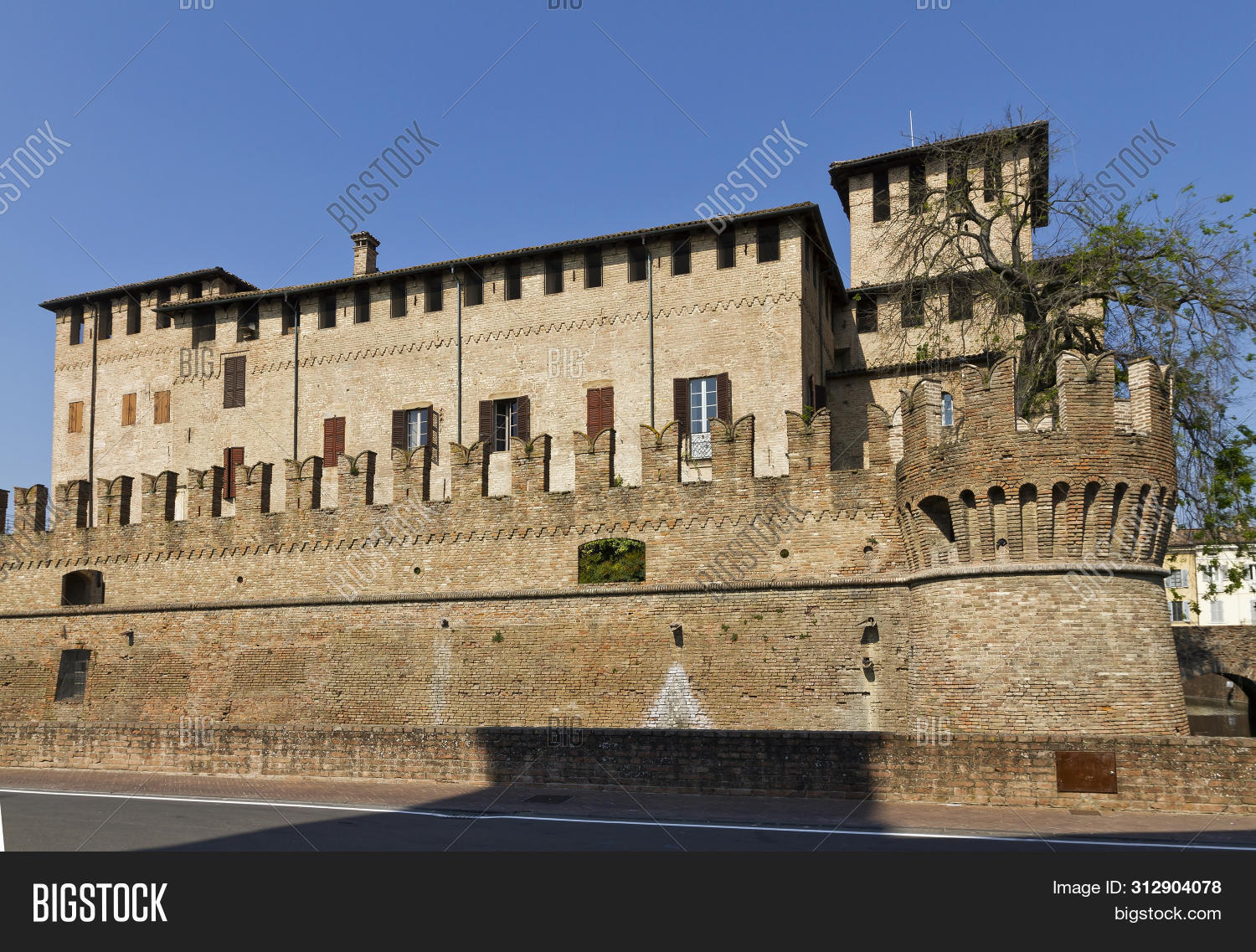 Castle,Italy,arch,architecture,ashlar,attraction,courtyard,defence,elegant,firm,fortification,fortress,heritage,history,imposing,loophole,machicolation,magnificent,medieval,moat,rampart,reliable,renaissance,robust,rock,romantic,sandstone,stone,stronghold,tourist,tower,unassailable,wall
