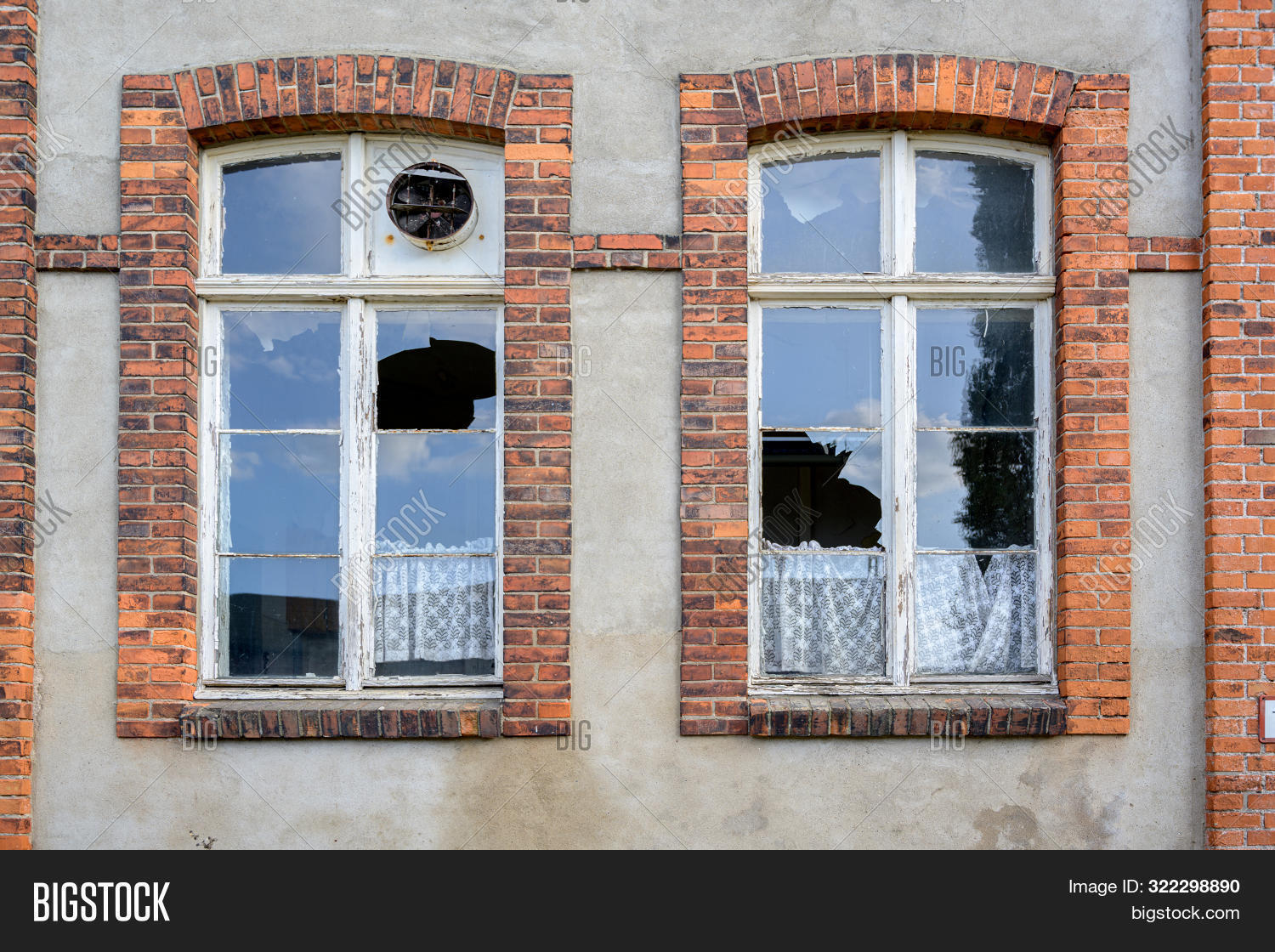 abandoned,aggression,architecture,brick,broken,building,bullet,city,crack,crime,curtain,damage,danger,decay,destruction,exterior,facade,fragile,frame,glass,hole,home,house,old,pane,property,ruined,rundown,smash,smashed,street,town,transparent,urban,vandalism,violence,window