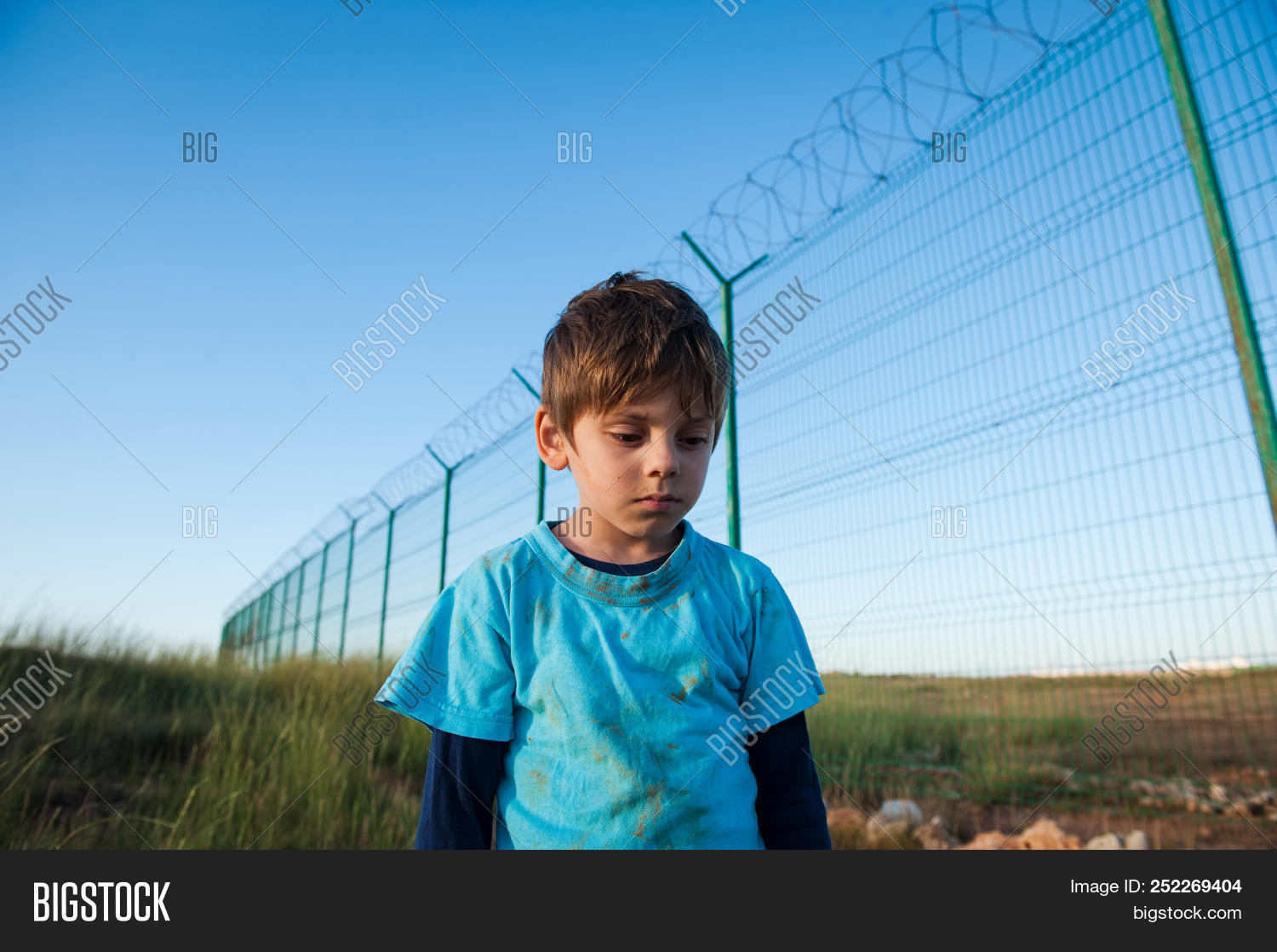 Afganistan,America,Eurore,Lybia,Mexico,Syria,USA,barbed,border,boy,child,conflict,contraband,cross,cute,democracy,down,escape,face,fence,fencing,freedom,grief,head,illegal,immigrant,jail,kid,liberty,life,little,migrant,migration,nose,one,outdoor,pass,person,poor,prison,razor,refugee,sad,small,smuggling,sorrow,trafficking,war,way,wire