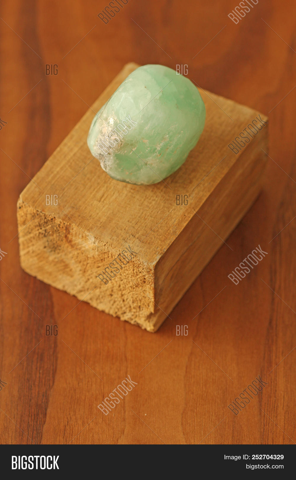 beautiful,beryl,black,clear,colored,crystal,crystalline,emerald,expensive,from,gem,gemstone,geology,glass,glassy,green,jade,jewel,jewelry,luxury,macro,matrix,mineral,mineralogy,money,natural,nature,object,precious,pure,raw,rock,rough,royal,russia,russian,sample,silicate,specimen,stone,transparent,treasure,ural,walnut,wild,wood