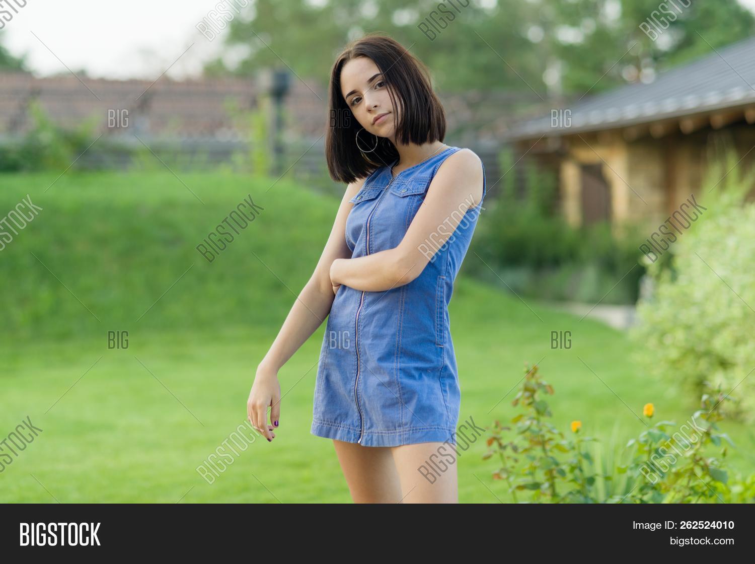 14,15,16,attractive,background,beautiful,beauty,casual,caucasian,cheerful,close,cute,face,fashion,female,girl,green,hair,happiness,happy,life,lifestyle,looking,model,natural,nature,old,one,outdoor,person,portrait,pretty,smile,smiling,student,summer,sunny,teen,teenage,teenager,up,woman,year,young,youth