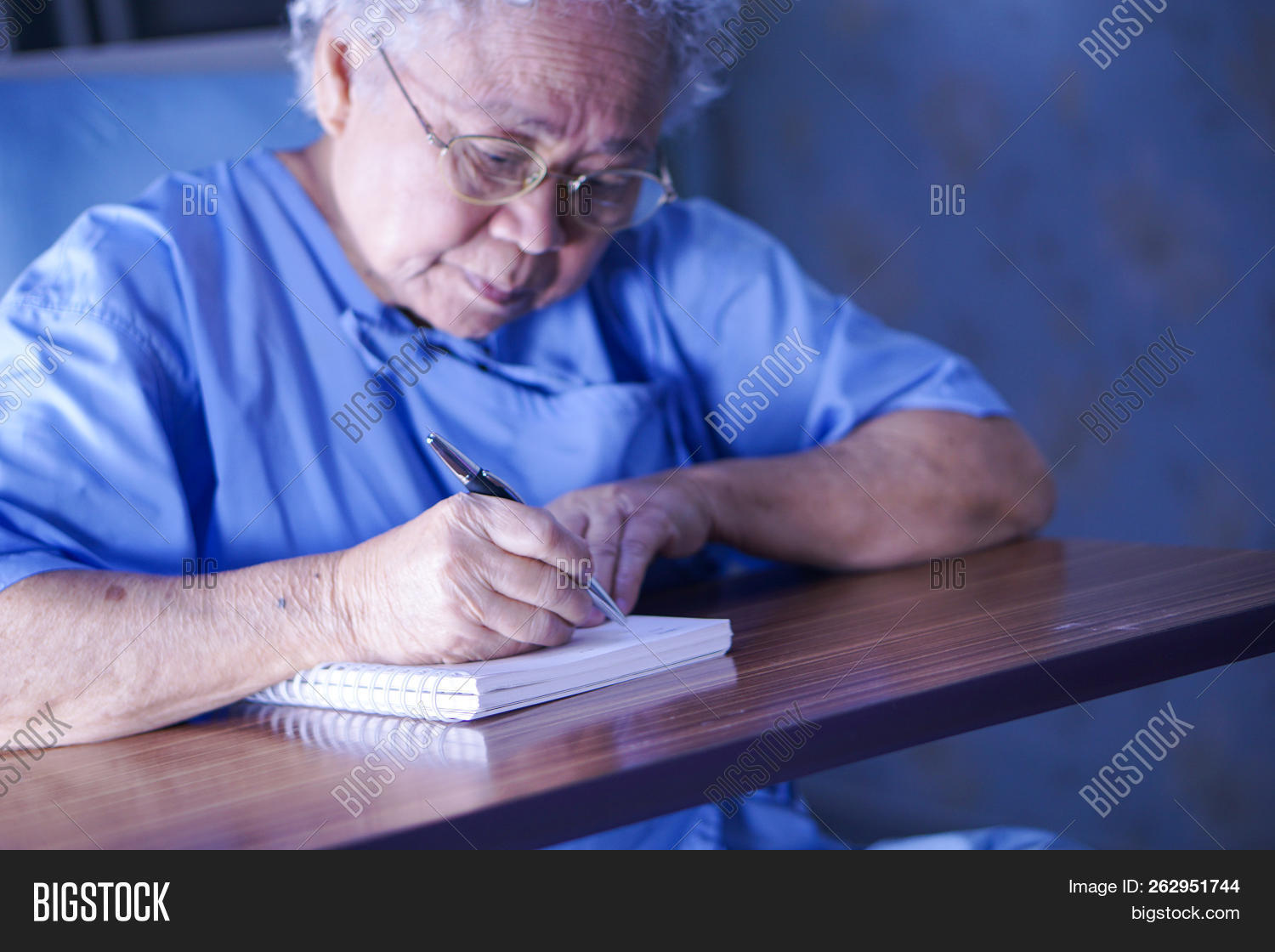 adult,background,blind,blurred,care,caucasian,close,close-up,counselor,diary,doctor,document,elderly,female,filling,focus,form,guidance,hands,health,healthcare,help,helping,home,indoors,letter,medical,nurse,nursing,old,older,paperwork,patient,pen,people,person,professional,psychiatry,psychologist,psychology,questionnaire,senior,signing,table,therapist,therapy,up,woman,writing