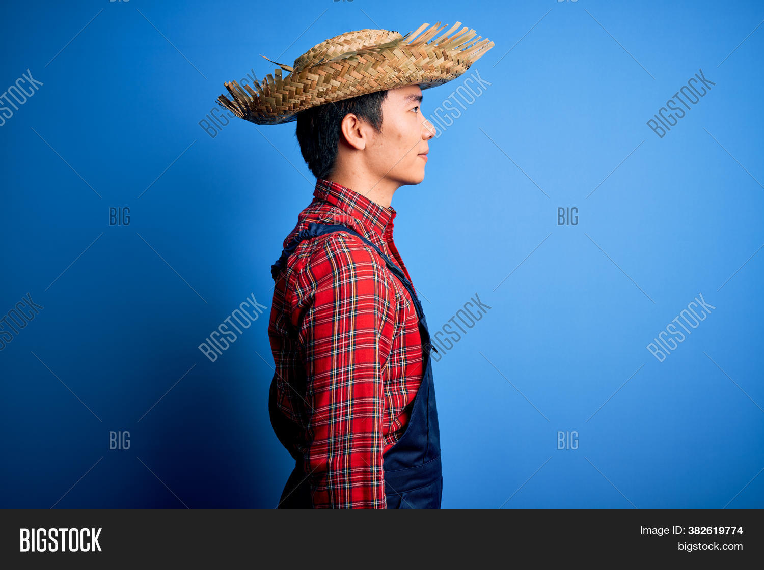 adult, 																					agriculture, 																					apron, 																					asian, 																					attitude, 																					away, 																					background, 																					blue, 																					cheerful, 																					chinese, 																					confident, 																					expression, 																					face, 																					farm, 																					farmer, 																					fashion, 																					garden, 																					gardener, 																					gesture, 																					hair, 																					handsome, 																					happy, 																					hat, 																					head, 																					isolated, 																					lateral, 																					looking, 																					man, 																					model, 																					natural, 																					nature, 																					organic, 																					people, 																					person, 																					portrait, 																					pose, 																					profile, 																					relax, 																					serious, 																					shape, 																					side, 																					side view, 																					silhouette, 																					simple, 																					smile, 																					smiling, 																					straw, 																					trust, 																					view, 																					young