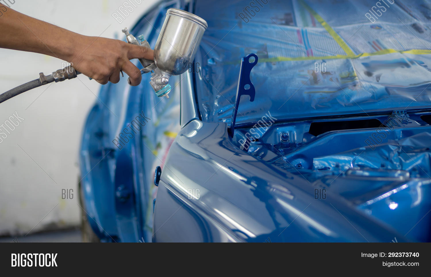 airbrush,auto,automobile,automotive,blue,body,bodywork,booth,box,car,chamber,color,compressor,cover,crash,garage,gun,hand,industry,lacquer,man,mask,masking,mechanic,paint,paintbox,painter,painting,paintwork,professional,protective,pulverizer,repaint,repair,service,spray,sprayer,varnish,vehicle,work,worker