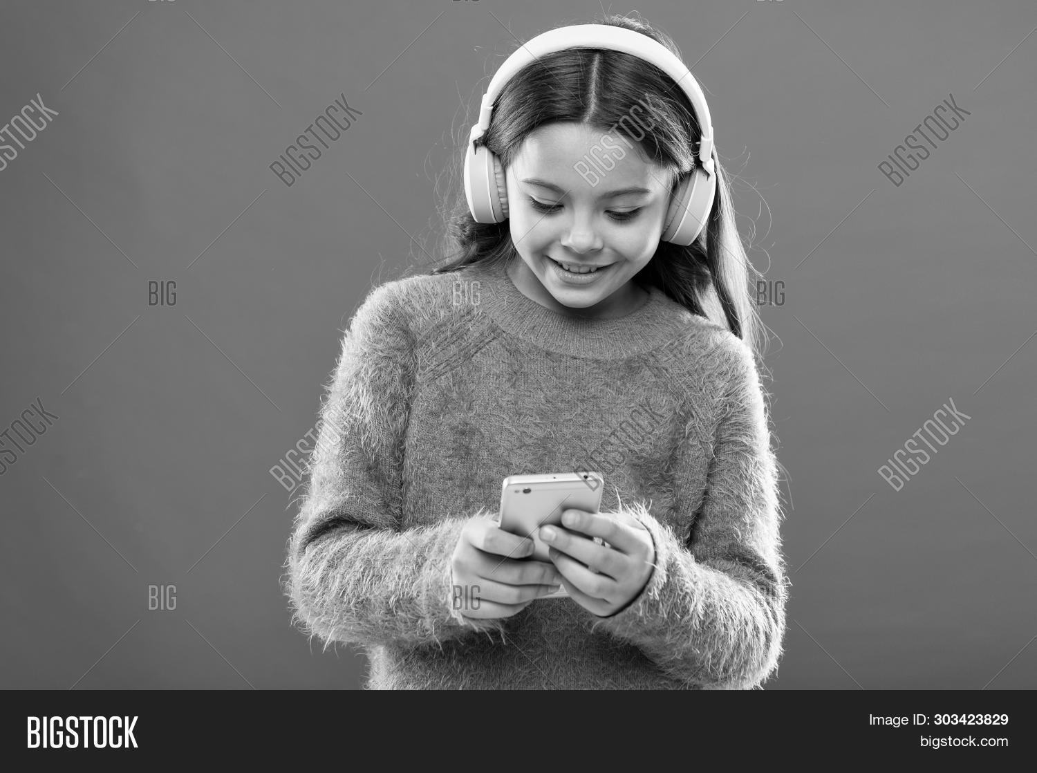 3g,4g,access,account,apps,audio,best,child,childhood,concept,cute,enjoy,enjoying,entertainment,family,free,get,girl,headphones,kid,listen,little,millions,mobile,modern,mp3,music,perfect,phone,positive,radio,small,smartphone,song,sound,stereo,style,subscription,taste,technology