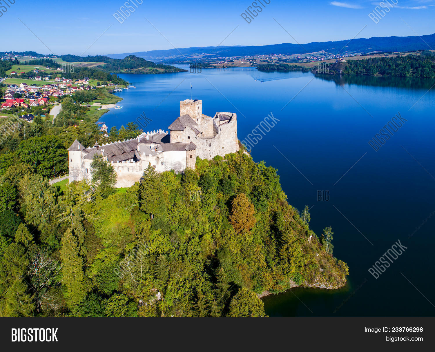Czorsztyn,Dunajec,Europe,European,Gorce,Niedzica,Pieniny,Poland,Polish,aerial,ages,architecture,artificial,attraction,bastille,birds,castle,cliff,defensive,drone,eye,forest,fort,fortress,hill,historic,history,lake,landscape,medieval,middle,mountains,palace,rock,ruins,shore,sightseeing,steep,stone,stronghold,sunshine,tourism,tourist,tower,travel,tree,view,wall,water,wood