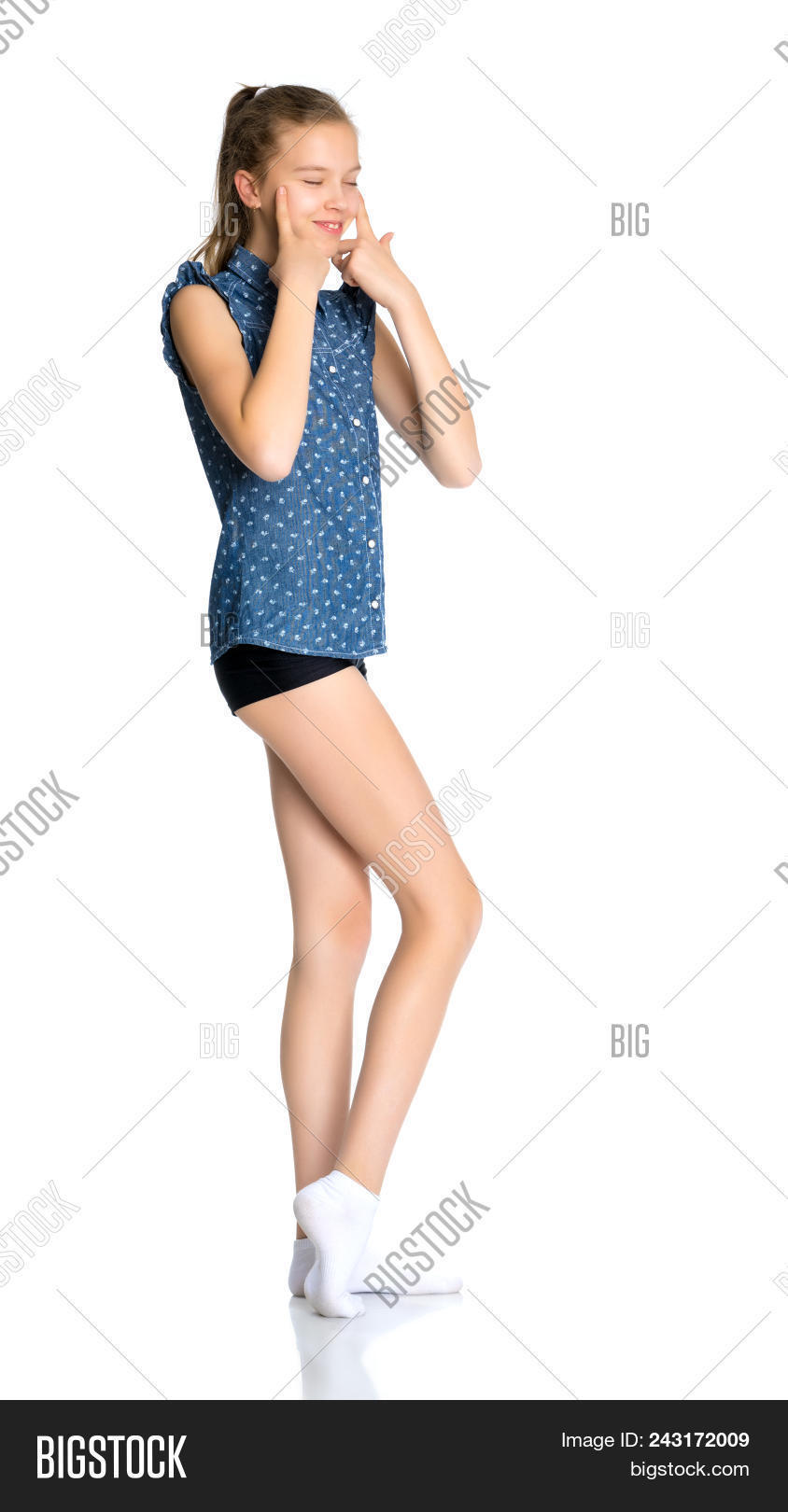 amazed,amazement,background,beautiful,brainstorm,child,childhood,communicate,cute,delight,demonstration,displeased,education,emotion,emotional,excited,expressing,expression,expressive,fashion,feelings,female,finger,funny,gesticulate,gesticulation,gesture,gesturing,girl,grimace,grow,happy,human,joy,lifestyles,little,mimic,mimicry,mood,people,person,portrait,school,sign,smiling,surprise,symbol,young