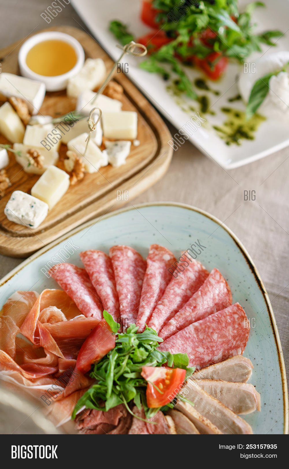 antipasto,appetizer,bacon,beef,board,boat,buffet,catering,closeup,cold,cuisine,cured,cuts,delicatessen,delicious,dinner,dish,dried,food,fresh,garlic,gourmet,gravy,ham,ingredient,italian,lard,lunch,meal,meat,mustard,parsley,plate,platter,pork,prosciutto,raw,red,restaurant,salami,sauce,sausage,sliced,smoked,snack,table,traditional,wooden