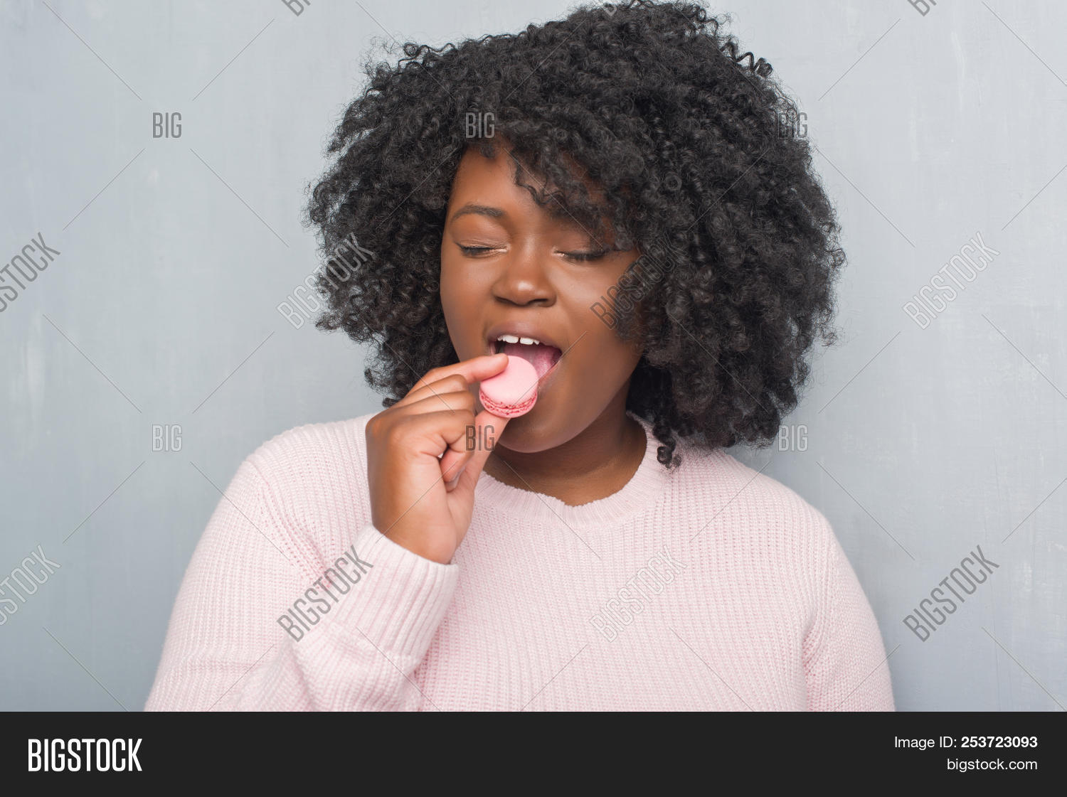 adult,african,afro,american,angry,attitude,bad,biscuit,black,casual,clever,clue,confidence,confident,convinced,deliberating,delicious,dessert,eating,emotion,expression,eyes,face,food,french,gesture,girl,hair,head,lifestyle,look,looking,macaron,negative,pensive,person,pink,plus size,portrait,self confident,serious,severe,smart,snack,success,sweet,thinking,trust,woman,young