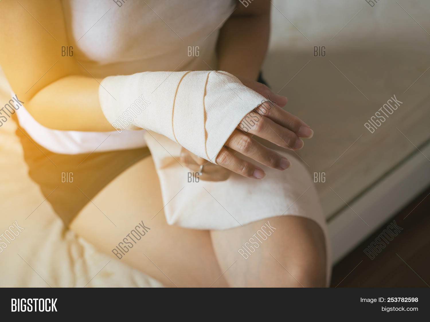 accident,ache,aid,ankle,arm,background,bandage,bandaged,bandaging,broken,care,damage,doctor,elastic,emergency,female,finger,first,foot,fracture,hand,health,healthcare,human,hurt,illness,injured,injury,isolated,isolation,joint,leg,medical,medicine,pain,painful,patient,people,person,protection,recovery,sport,sprain,trauma,treatment,varicose,veins,white,woman,wound