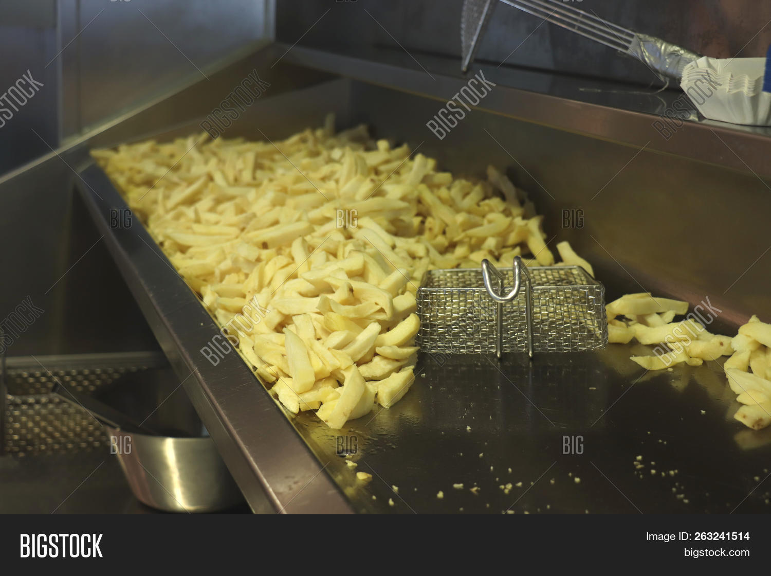 basket,chips,commercial,cooking,dinner,eat,equipment,fast,fastfood,food,french,fry,fryer,greasy,industrial,kitchen,machine,meal,potato,product,restaurant,snack,stove
