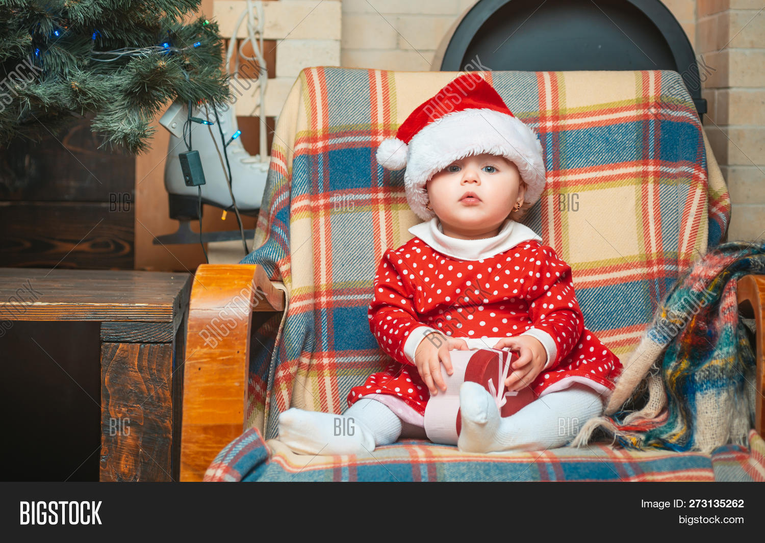2019,2020,Child,Eve,Parent,adorable,baby,ball,children,christmas,congratulate,cuddle,cute,daughter,december,emotion,evening,events,expressions,face,family,fun,funny,gift,gifting,happiness,happy,january,joy,kid,kiddy,laughing,mather,merry,new,present,red,small,surprise,surprised,toys,tree,wish,wishes,xmas,year