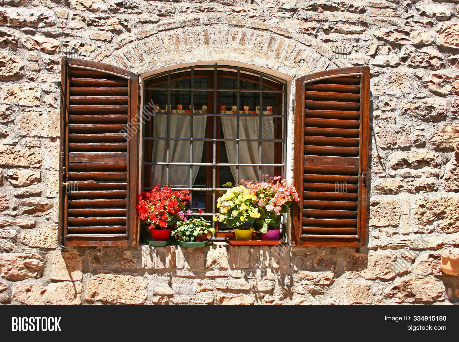 ancient,arch,architectural,architecture,assisi,brick,building,city,culture,europe,exterior,facade,flower,green,historic,home,house,italian,italy,medieval,mediterranean,old,open,outdoor,outside,residential,shutter,stone,street,summer,tourism,tourist,town,traditional,travel,umbria,village,vintage,wall,window