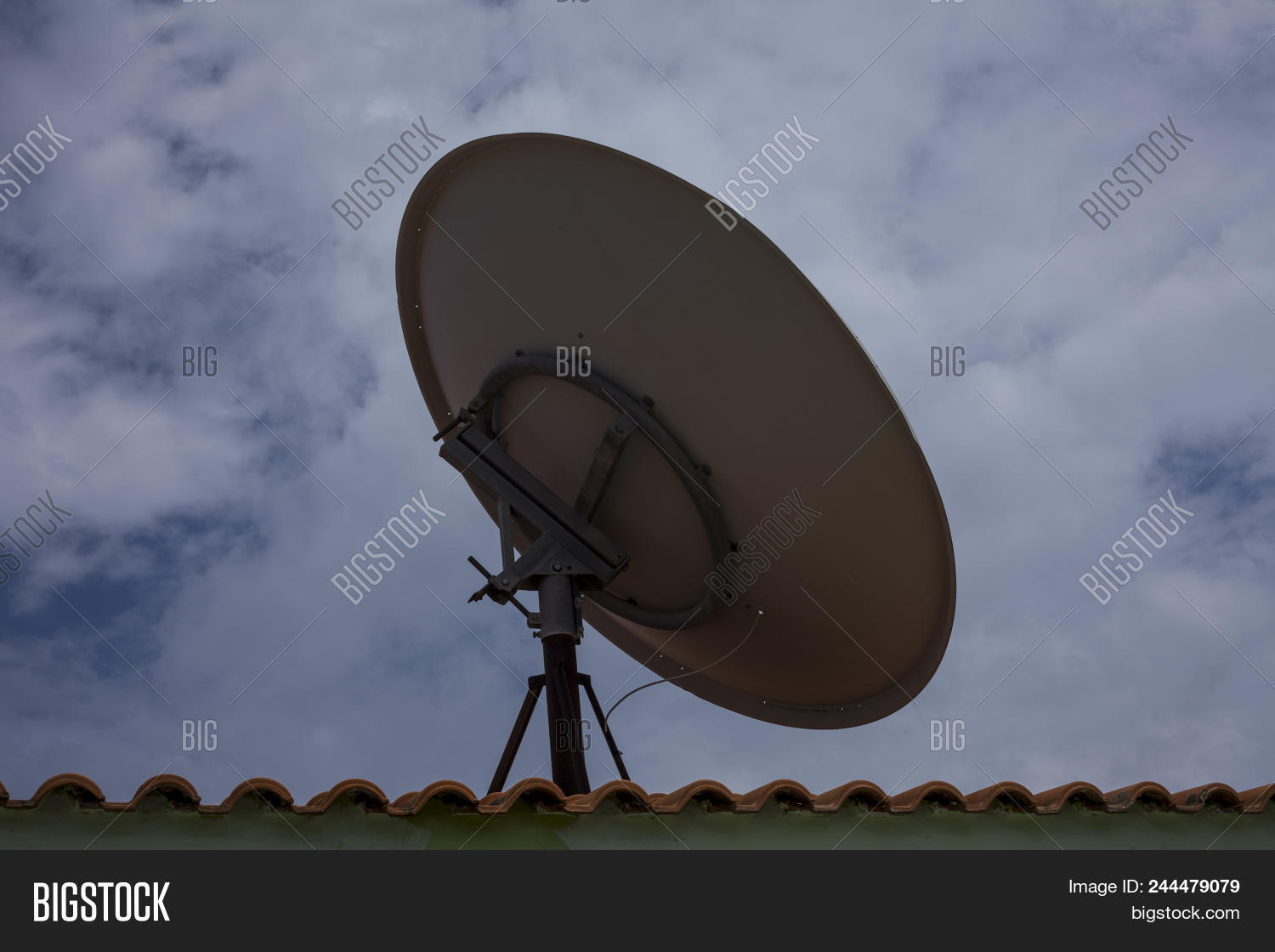 airwaves,antenna,blue,broadcast,broadcasting,building,channel,circuit,clouds,communicate,communication,daylight,digital,dish,electrical,equipment,house,line,media,network,outdoor,parabola,parabolic,receiver,receiving,reception,roof,roofing,rooftop,safety,satellite,satellite-dish,signal,sky,technology,telecommunications,television,tv,video,wave,wireless,world