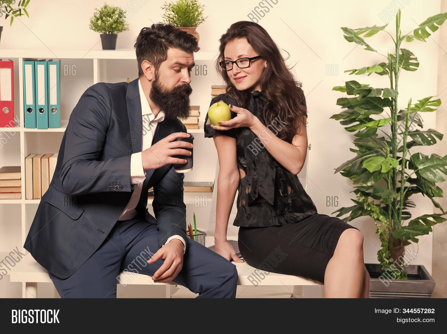 snack,food,break,work,couple,snacking,apple,treat,delicious,fruit,lunch,breakfast,eat,eating,hungry,hunger,nutrition,tasty,diet,dieting,vitamin,nutritious,man,hipster,business,office,boss,beard,bearded,woman,girl,secretary,sexy,sexi,desire,sensual,fresh,freshness,health,healthy,vegetarian,natural,organic,green,juicy,nutrient