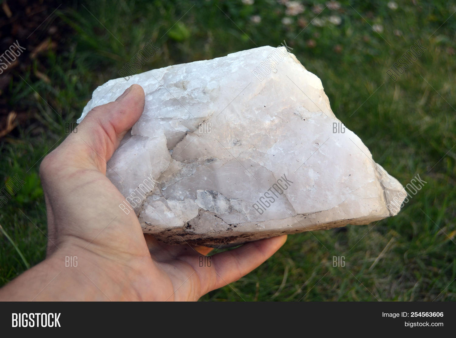 almandine,background,basalt,breccia,close,cobble,coesite,collection,crust,crystal,dense,environment,europe,european,facies,folded,garnet,gem,gemstone,geological,geology,green,kyanite,macro,majestic,metamorphic,metamorphism,mineral,mountain,natural,nature,nordic,north,northern,norway,norwegian,ocean,outdoor,overcast,quartz,rock,scandinavia,scandinavian,specimen,stone,tourism,travel