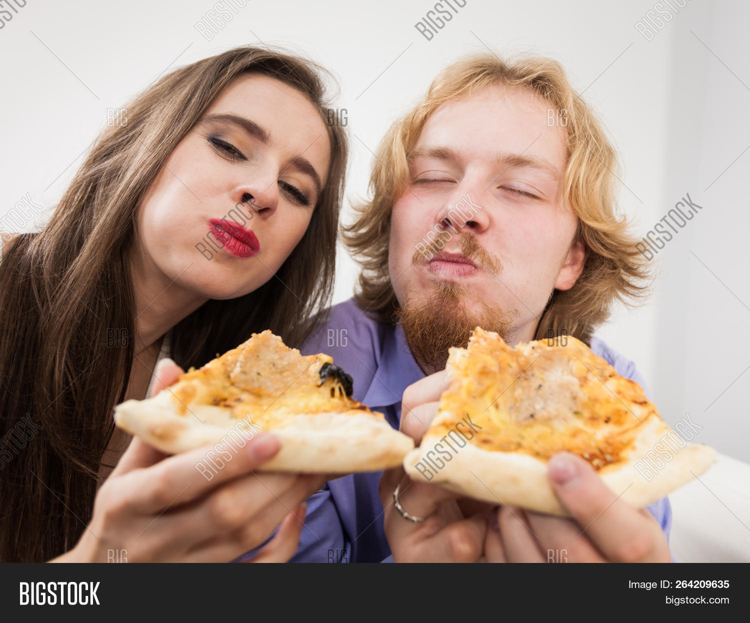 appetite,baked,bite,boy,boyfriend,couple,cuisine,date,delicious,dinner,eat,eating,enjoyment,fast,food,friends,fun,girlfriend,home,hungry,junk,love,lunch,man,mouthful,pizza,tasty,two,woman