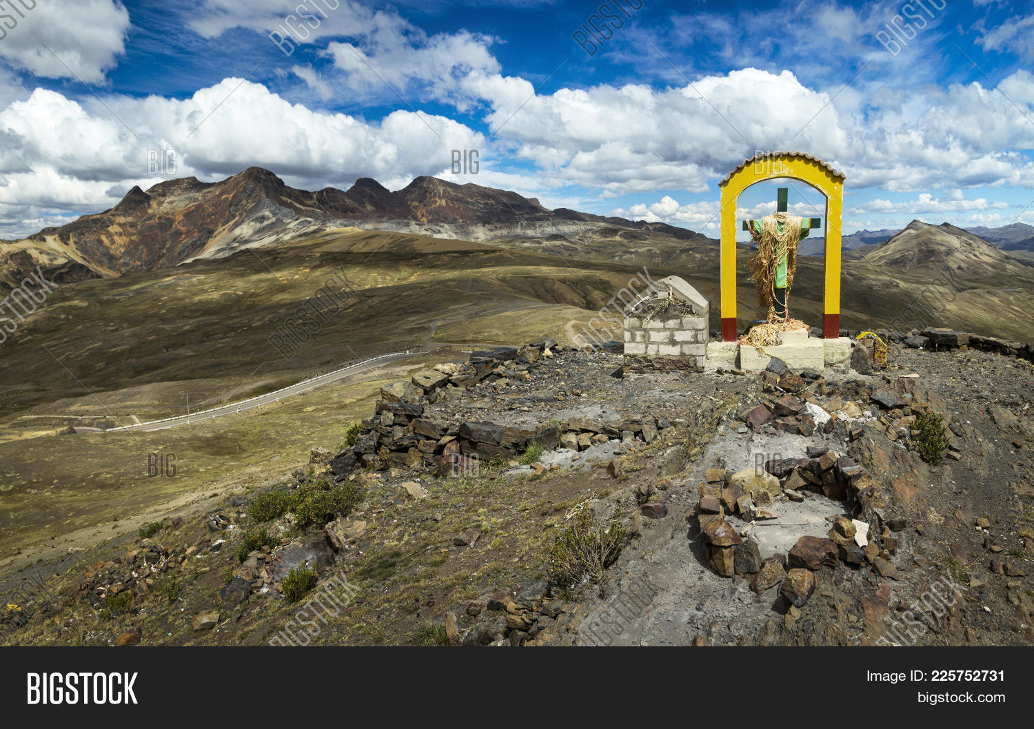 abra,america,andean,andes,arid,blue,cloud,colourful,cross,desert,dry,high,hiking,hill,landscape,latin,mountain,natural,nature,oquepuno,oquepuño,outdoor,panorama,panoramic,pass,path,peru,peruvian,puno,road,rock,rocky,scenic,sky,south,southern,stone,sunny,terrain,tourism,travel,trekking,valley,view,viewpoint,way,wild,wilderness