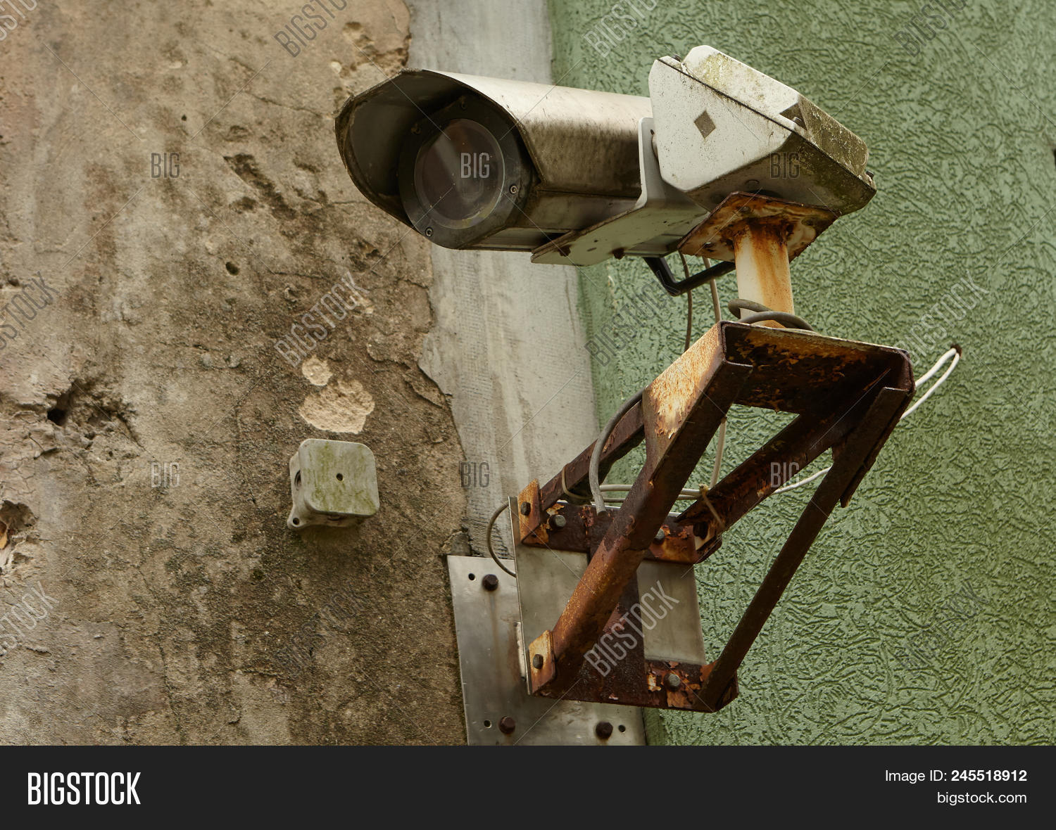 alarm,antique,bad,bezpieczne,big,broadcast,brother,business,camera,cctv,check,control,crime,damaged,death,defect,defective,defense,electronic,equipment,glass,guard,inspect,inspection,lens,look,observe,observer,old,oversight,precaution,privacy,private,property,protect,protection,record,retro,security,spy,surveillance,technology,theft,urban,video,view,viewer,vintage,vision