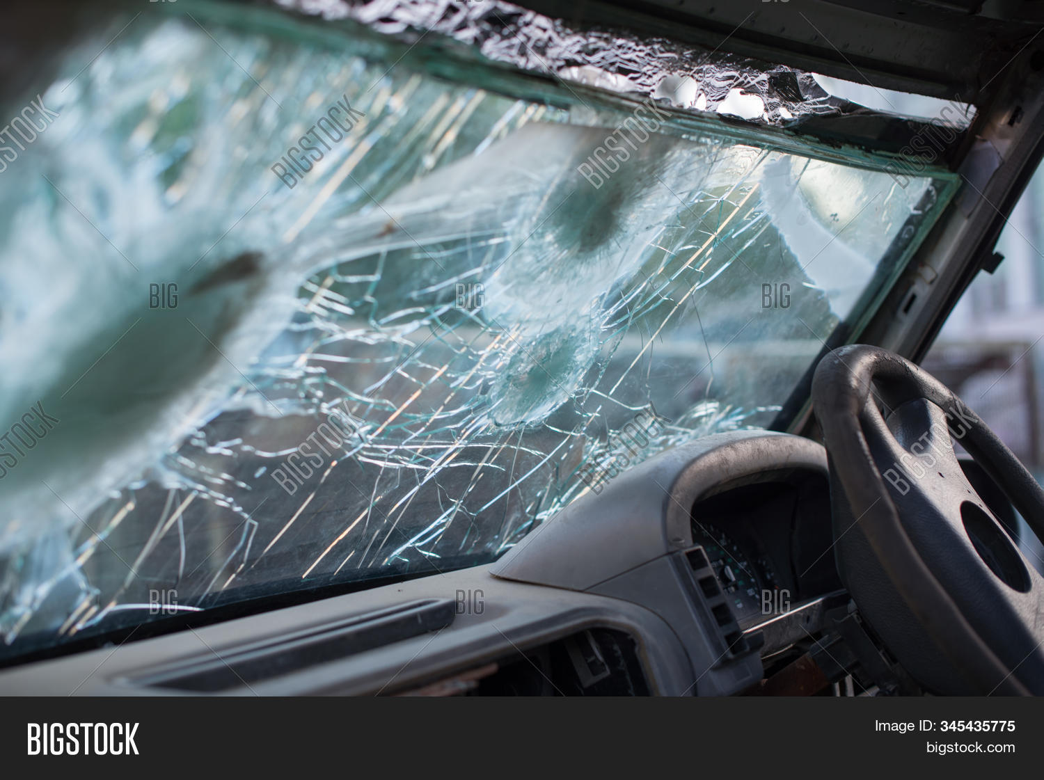 bullet,hole,window,windshield,broken,car,cracked,crash,damaged,danger,destruction,safety,sharp,textured,wreck,aggression,army,conflict,death,defending,fighting,handgun,law,protection,rifle,security,self-defense,struggle,surveillance,terrified,war,weapon,glass,violence,circle,crime