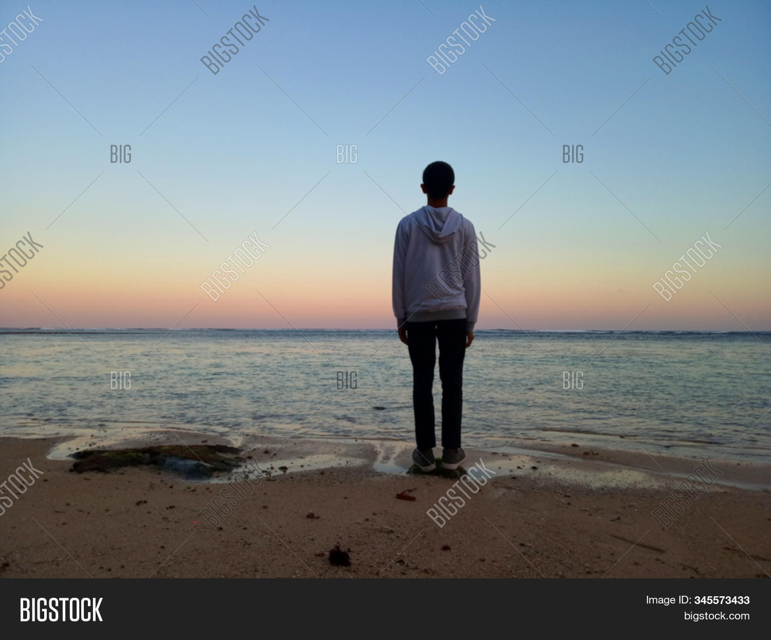 thinking,man,young,boy,solitude,heal,healing,meditation,contemplation,meditate,balance,life,relax,relaxing,recharge,peace,peaceful,inspire,motivation,image,blur,blurry,background,backdrop,copy-space,concept,conceptual,outdoor,sunset,sunrise,blue-sky,sunlight,glow,sun,arise,down,calm,tranquil,scenery,view,alone,lonely,loneliness,stand,standing,looking-at,beach,sea,landscape