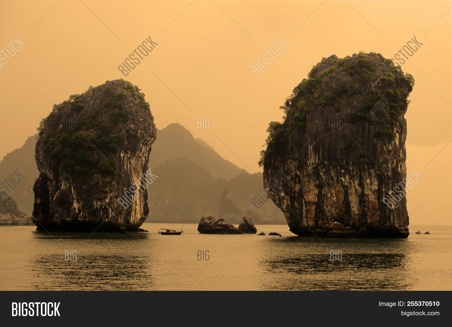 attraction,bay,cliff,coast,destination,east,erosion,famous,formation,geological,geology,gulf,ha,halong,heritage,island,isle,karst,karstic,landscape,limestone,long,monochrome,monolithic,mountains,ninh,ocean,odd,quang,rock,rocky,scenery,sea,seascape,shape,site,stack,sunset,tourism,tourist,tranquil,travel,unesco,vegetation,vietnam,vietnamese,world