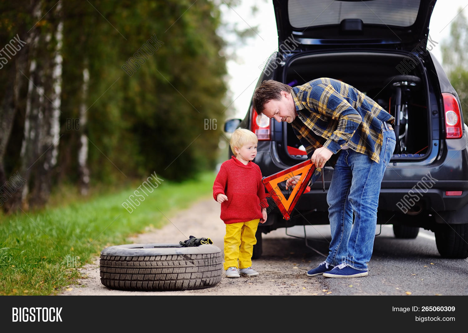 accident,assistance,auto,boy,breakdown,broken,car,caution,change,check,child,driver,emergency,evacuate,failure,family,father,fix,fixing,help,incident,kid,mechanic,men,parent,people,problem,repair,road,roadside,safety,sign,son,tire,toddler,tool,traffic,transport,transportation,travel,triangle,trouble,uniform,vehicle,vest,waiting,way,wheel,work,wrench