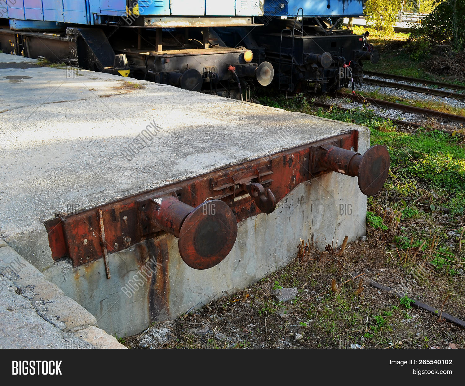 absorber,apron,block,buffer,bumper,bumping,carriage,end,industry,iron,metal,nobody,object,old,outdoor,post,rail,railroad,railway,retro,station,steel,stop,technology,track,train,transport,transportation,travel,vehicle,vintage