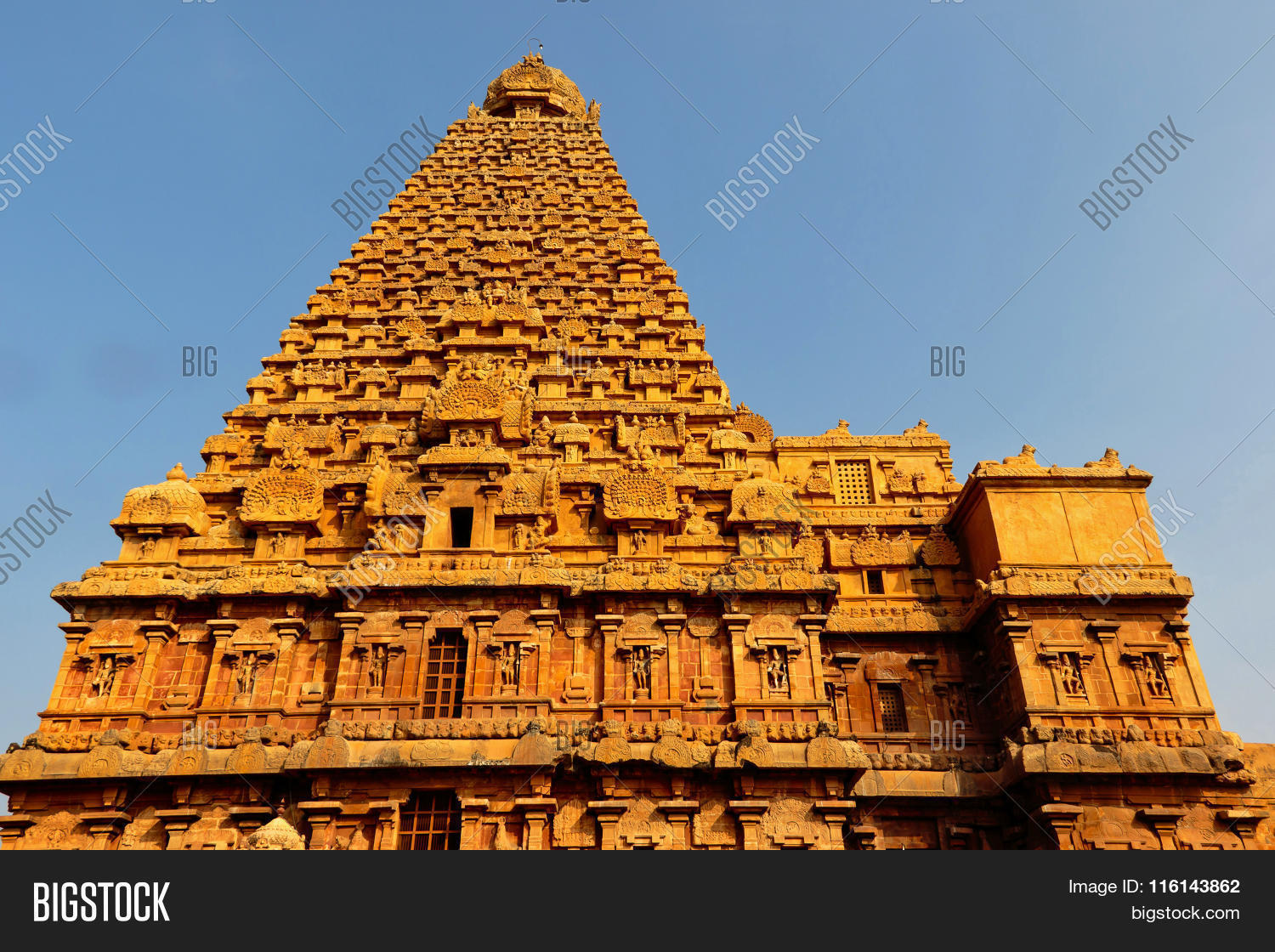 ancient,architecture,art,artistic,brihadeeswarar,chief,gopuram,height,hindu,landmark,main,monument,object,place,pray,religious,side,temple,thanjavur,view,wall,worship