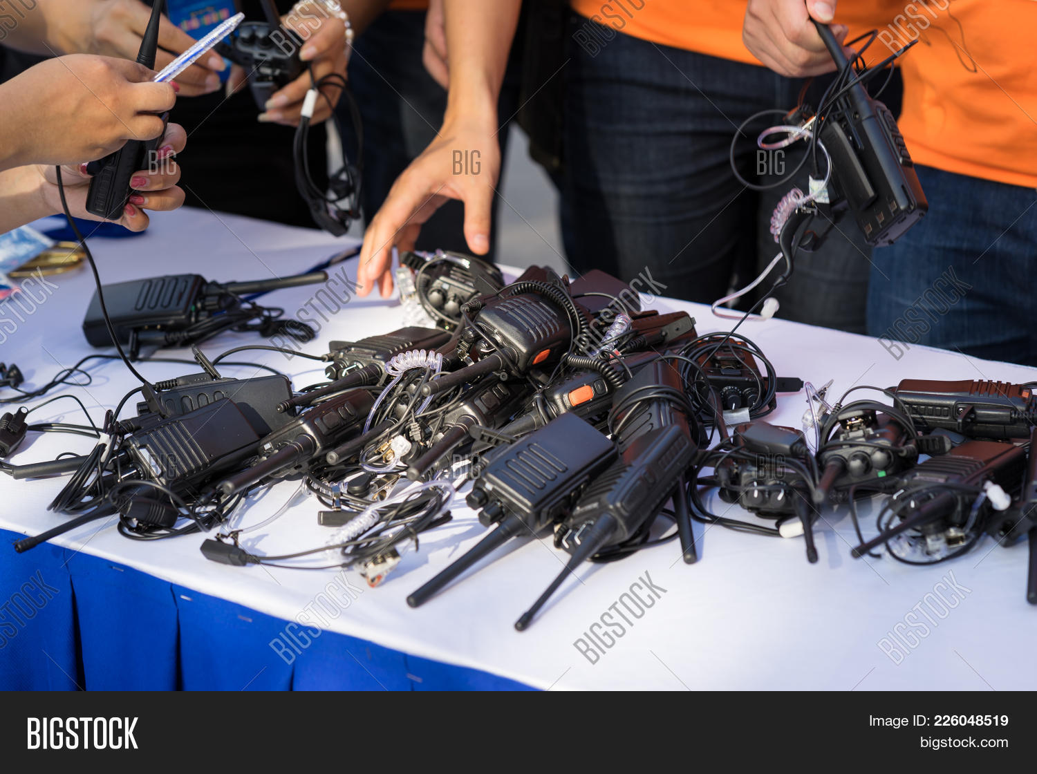 antenna,background,black,broadcast,button,call,channel,code,communicate,communication,digital,display,emergency,fm,front,hand,held,isolated,military,mobile,personal,phone,police,portable,ptt,radio,security,speak,station,talkie,talking,talky,technology,transceiver,view,walkie,walkie-talkie,wave,white,wireless