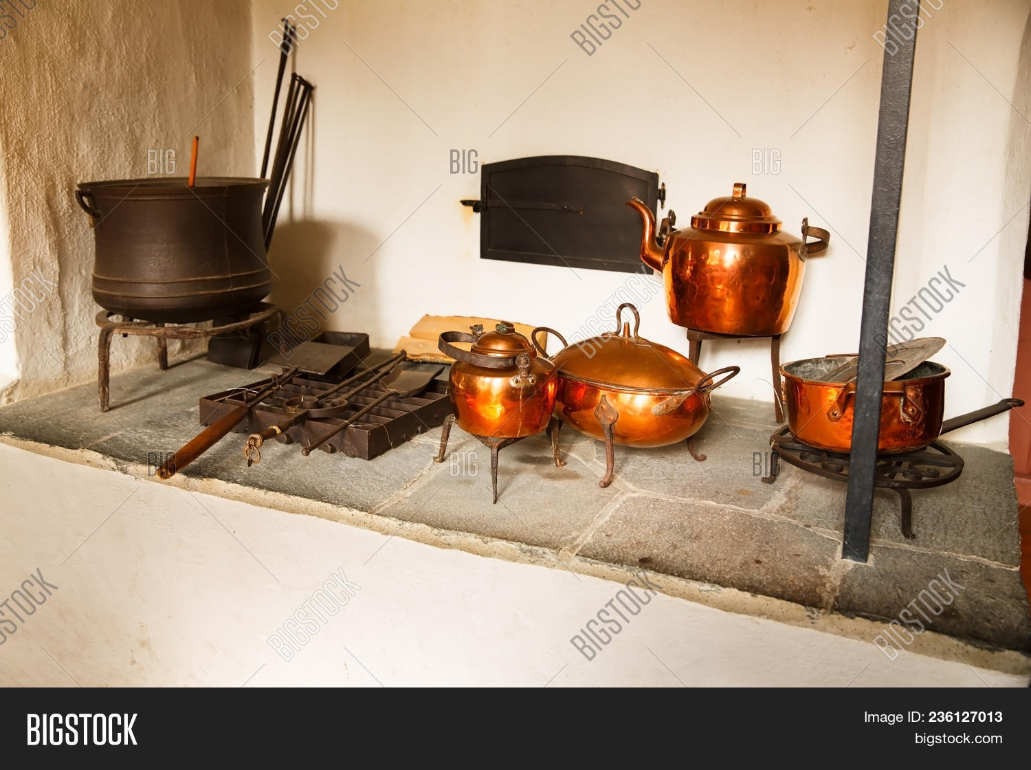 Europe,European,Folkemuseum,Nordic,Norge,Norsk,North,Northern,Norway,Norwegian,Oslo,Scandic,Scandinavia,Scandinavian,ancient,chimney,cook,cooking,copper,dish,domestic,folk,historic,historical,history,home,house,indoor,interior,kettle,kitchen,metal,metallic,museum,national,old,pot,red,rust,rusty,sightseeing,things,tools,tourism,touristic,tradition,traditional,travel,village,vintage