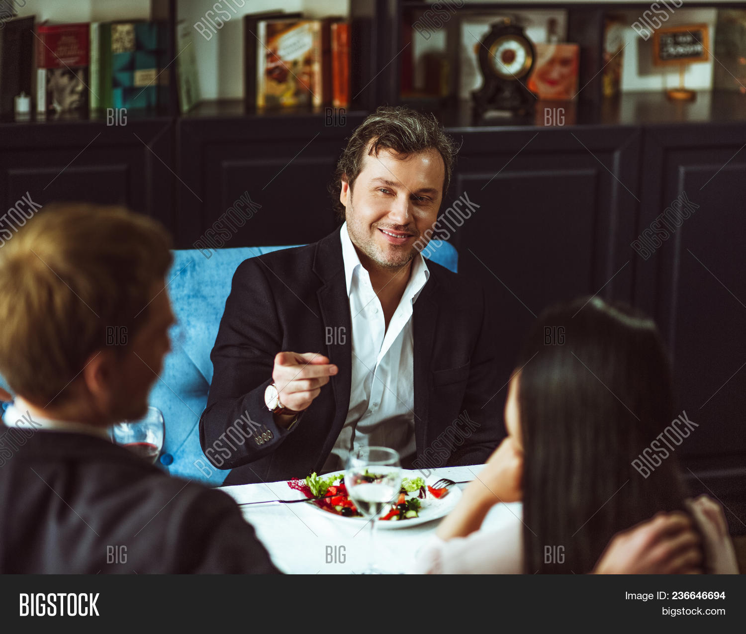 appointment,atmosphere,businesslunch,businessman,businesspeople,businesswoman,confident,costume,couple,dining,distinguished,drink,fancy,female,fine,husband,invitation,lunch,male,man,married,outdoor,partner,patio,restaurant,sophisticated,suit,two,wine,woman