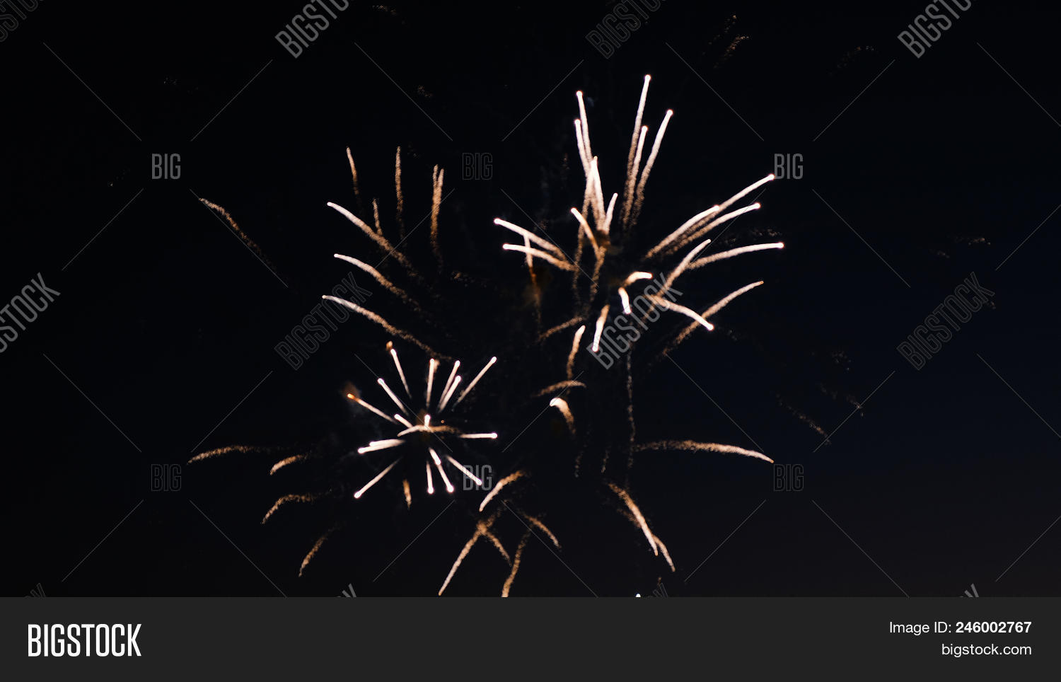 abstract,achievement,anniversary,arts,backgrounds,beautiful,big,birthday,blurred,bright,celebration,christmas,city,color,colorful,darkness,day,display,end,entertainment,eve,event,exploding,festival,finishing,firework,flame,focus,holiday,life,majestic,new,night,of,out,party,pyrotechnics,salute,sky,solemn,success,victory,year