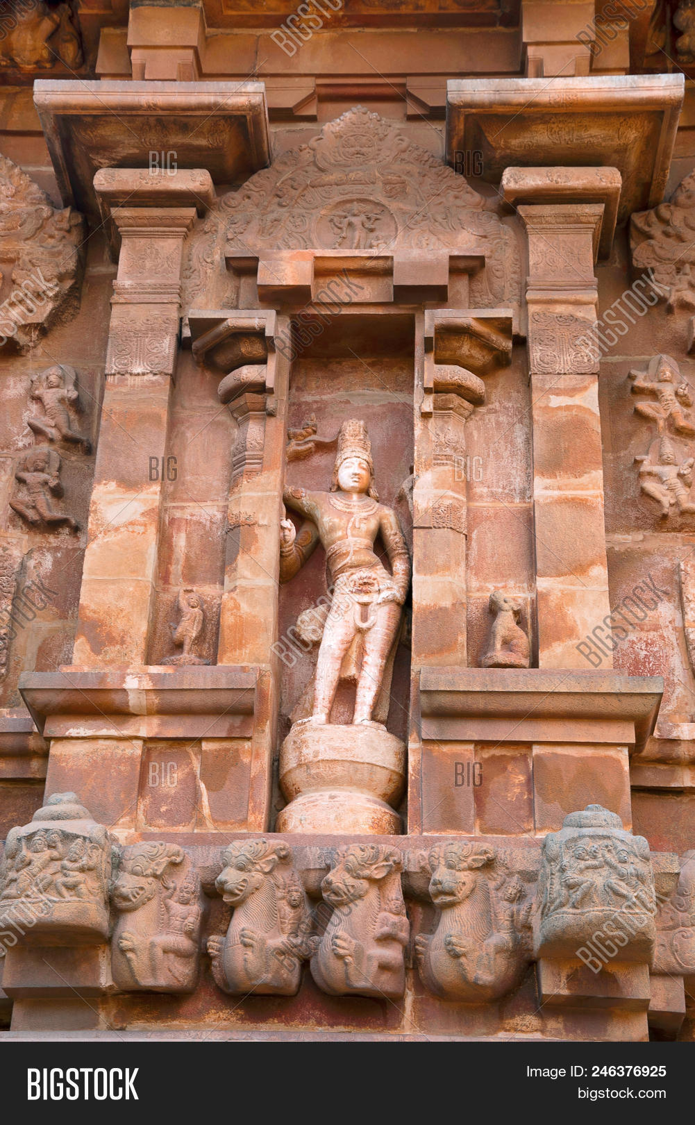 artwork,basrelief,brihadeeswarar,brihadishwara,brihadishwarar,brihadisvara,carving,chola,civilization,design,dravidian,entrance,gopura,gopuram,hinduism,india,monument,ornate,outdoor,rajarajeswaram,relief,religious,sacred,sandstone,stone,tamilnadu,tanjavur,tanjore,temple,thanjavur,tower,traditional,unesco,wall