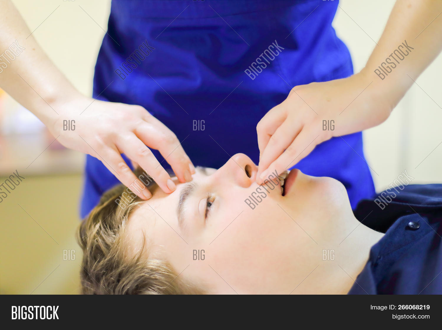 alternative,bench,blue,body,bodywork,boy,care,caucasian,clinic,close-up,closeup,doctor,face,hands,handsome,head,healing,health,healthy,holistic,indoor,lies,lying,male,massage,massaging,masseur,medical,medicine,method,model,muscle,osteopath,pain,practitioner,professional,profile,relaxation,skin,strength,technique,teen,teenager,therapist,therapy,treatment,wellbeing,woman,young,youth