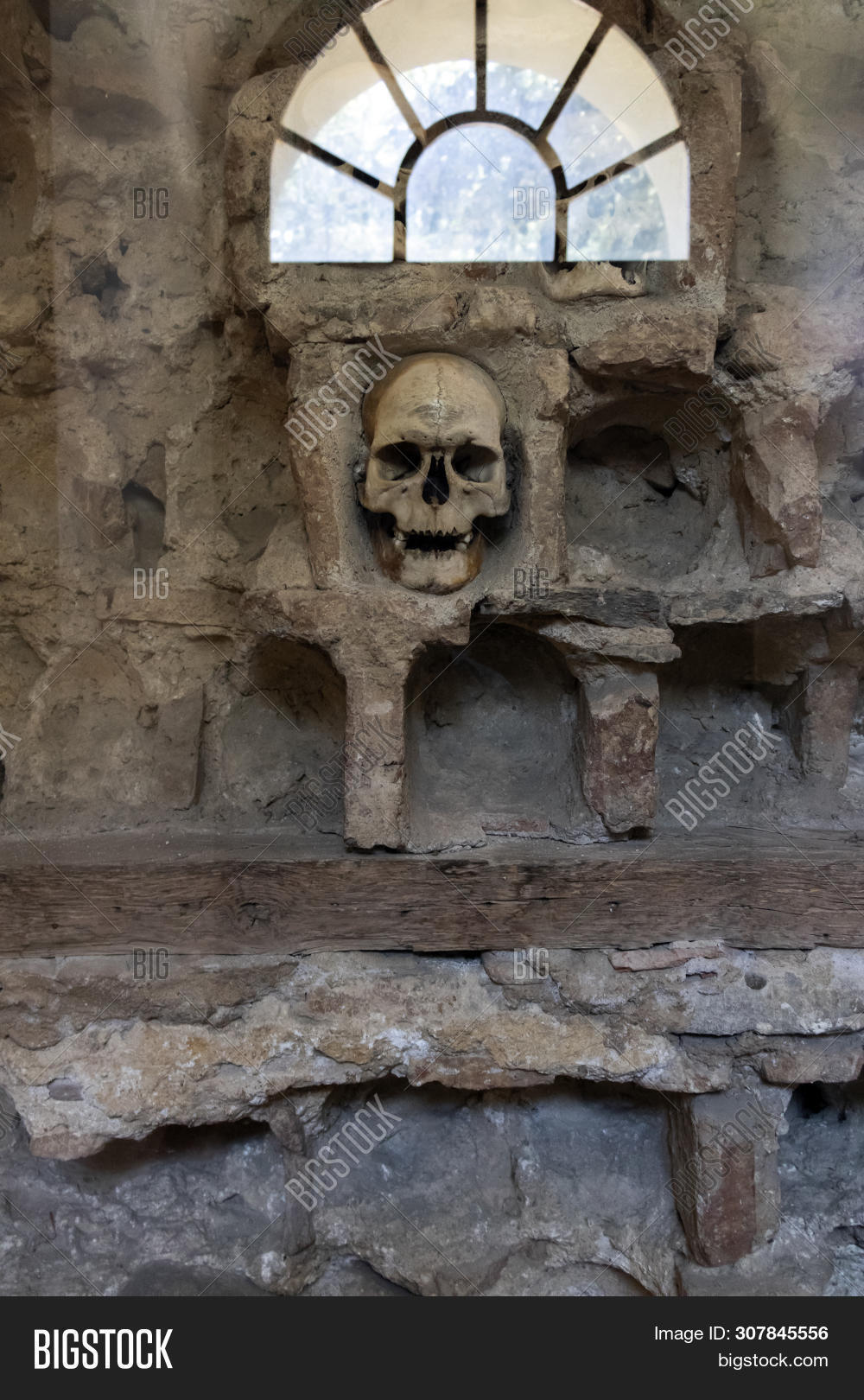 The Skull Tower cele Kula Built From The 3000 Skulls Of Dead Serbian 