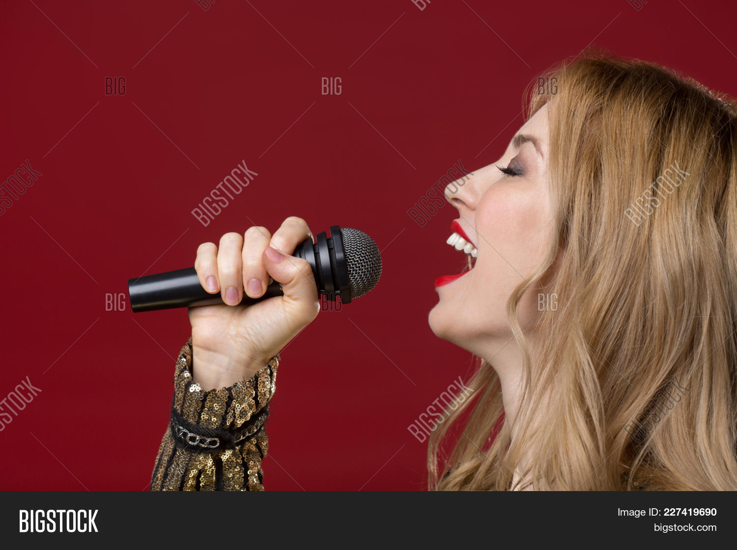 adult,amusement,attractive,bawl,beautiful,blonde,calm,canto,carefree,caucasian,chant,chord,concert,delight,entertain,feast,female,festival,fete,fun,gaiety,gift,girl,glamour,good-looking,happiness,hold,isolated,joy,keep,lady,melody,merry,microphone,mike,music,performance,profile,satisfaction,serene,sing,speaker,talent,tranquil,tune,untroubled,vocal,vociferate,woman,young